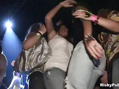 Curva futai cu plinute euro nesățioasă pătrunsă dublu de doi parteneri înalți
