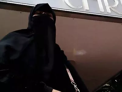 Domina în cizme înalte negre bate în fundul sclavului după ce se lisează filme online sex