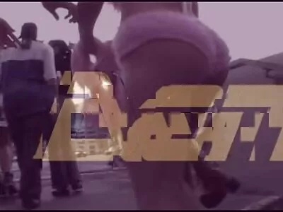 Sexul în trei este o modalitate bună pentru curva japoneză de a-și demonstra abilitățile suge pula la nunta