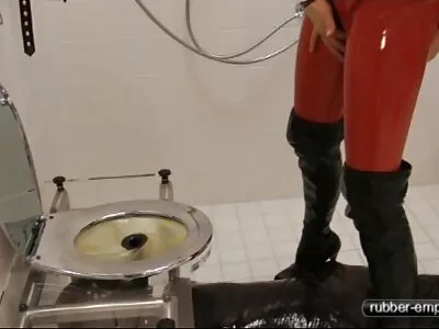 O fată bustină călărește pe pula xxx la scoala mare în timp ce tipul se joacă cu ochii ei