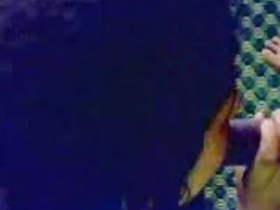 Două fete superbe organizează o petrecere cu filmări cu sex trei căi