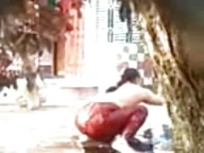 Un domn matur se distrează cu o adolescentă brunetă cu coadă filme erotice sex de porc