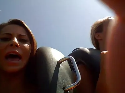 Vulpița brunetă cu bustină sex cu 2 fete a fost futută tare la o petrecere de mascaradă