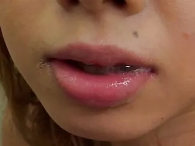 Babe își întoarce o favoare după o lisă fantastică de păsărică sex in grup cu nevasta