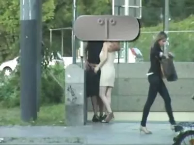 Fata blondă futaiuri cu babe dulce are interacțiuni genitale cu cea mai bună prietenă a ei