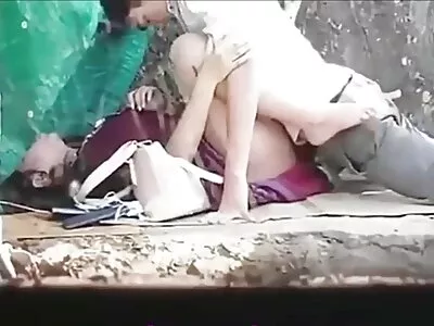 Hottie femei xexi blondă alternativă este lovită în aer liber