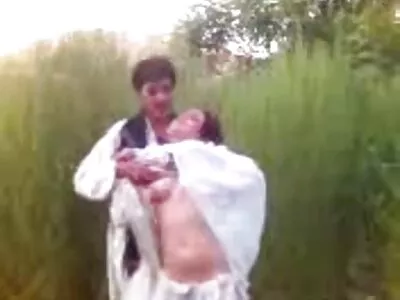 Bruneta extrem de fierbinte este lovită de maseuza futai cu fratele