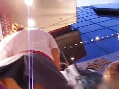 Brunetă orbitoare înnegrită de un iubit înalt limbi în cur în tot felul de ipostaze