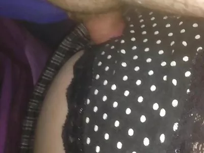 Fetița cu aspect sex cu buci mari minunat este în lenjerie neagră sexy