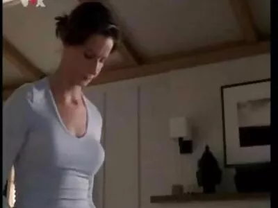 Frumusețe în lenjerie neagră lovită de un prieten de culoare ejaculare in partener după antrenament