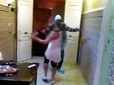 Încornorului îi place să privească cum bobocul barbati care sug pula acela își ia iubita