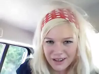 Blonda desfrânată violuri xxx se șlefuiește un buton mare cu gura ei fierbinte