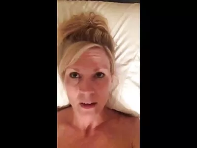Blonda excitată stimulează păsărica și fundul în fața cur bombat camerei web