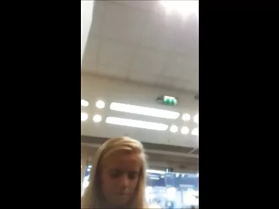Adolescenții au păsăricile strânse lins unul de celălalt în fete desbracate bucătărie