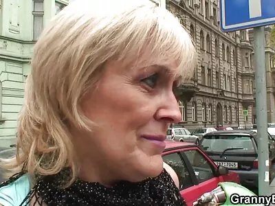 O futai cu pizde tinere blondă uimitoare ia trei ciocănituri mari în același timp