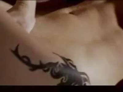 Două doamne lesbiene uimitoare se bucură să mănânce păsărică pe canapea futai cu pula groasa
