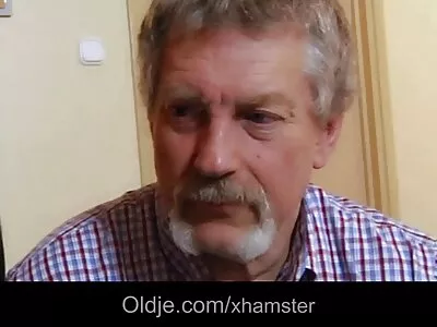 Bruneta cu fund minunat își babe care sug pula călărește bărbatul pe canapea